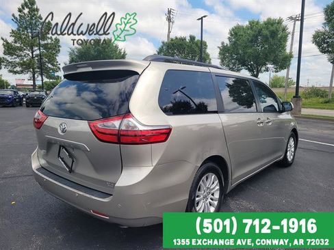 Used 2017 Toyota Sienna XLE Premium FWD image 5