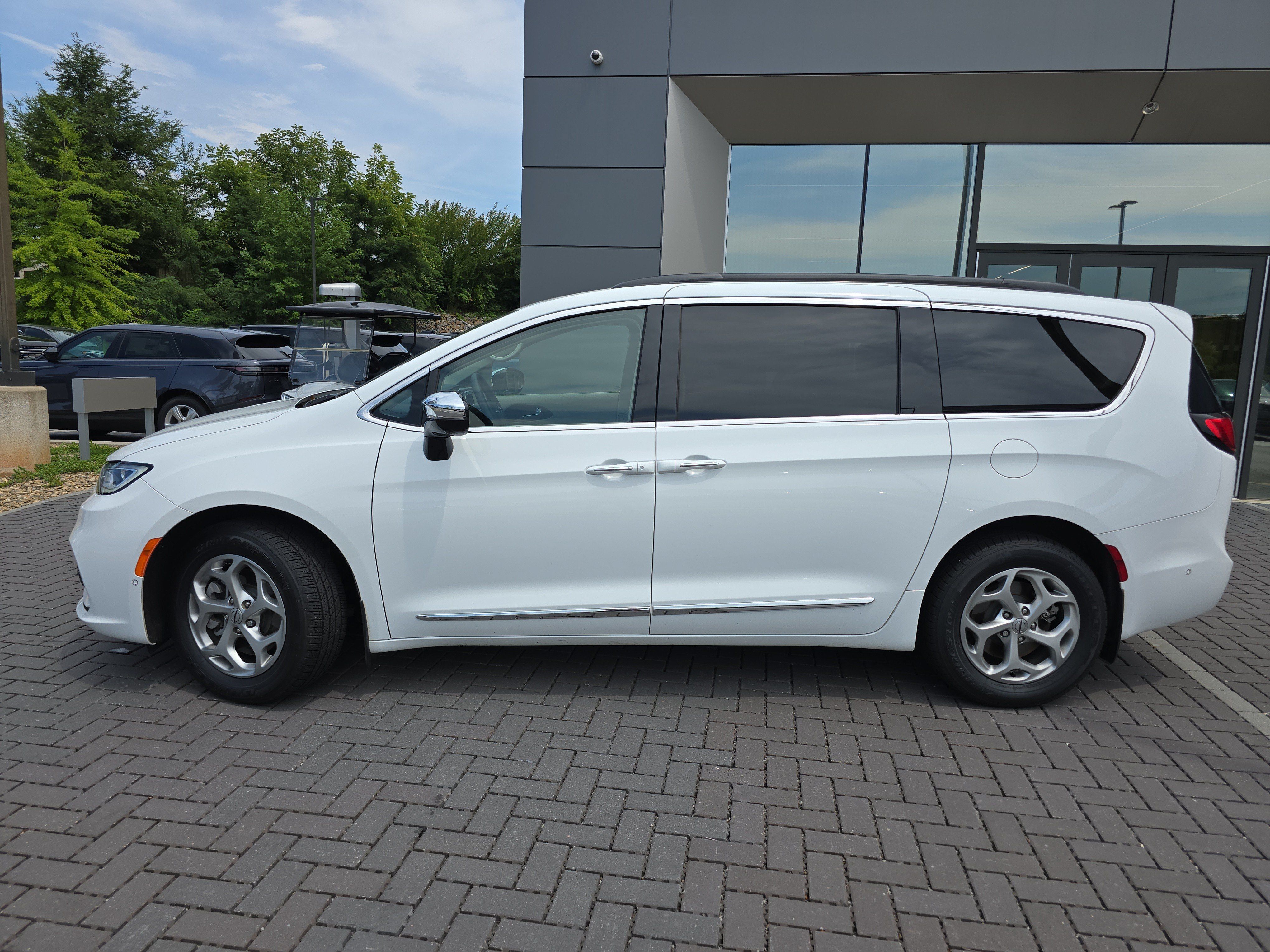 Used 2023 Chrysler Pacifica Limited w/ Uconnect Theater Family Group AWD/4WD image 8