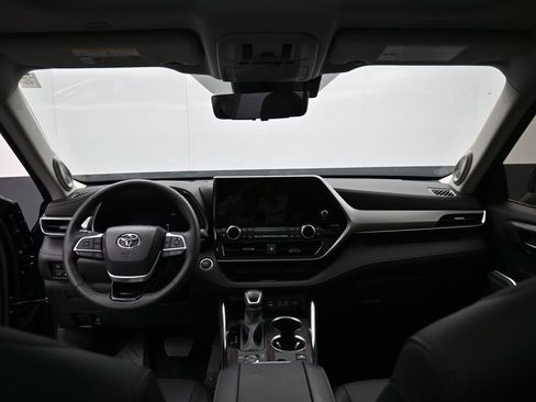 Certified 2025 Toyota Highlander Platinum image 28