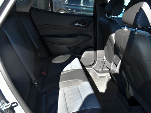 Used 2025 Chevrolet Trax LT w/ LT Convenience Package image 40