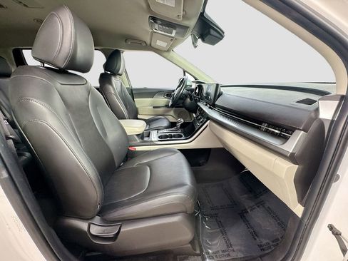 Used 2022 Kia Carnival LX FWD image 34