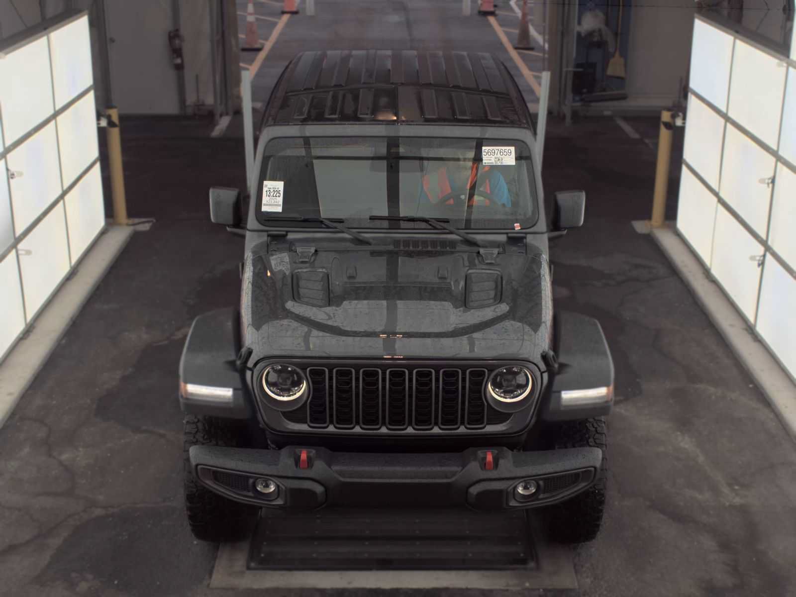 Used 2025 Jeep Wrangler Unlimited Rubicon w/ Convenience Group AWD/4WD image 7