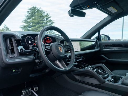 Certified 2025 Porsche Cayenne GTS image 4