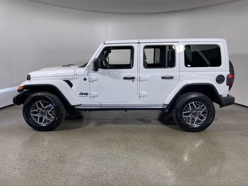 Used 2025 Jeep Wrangler Unlimited Sahara AWD/4WD image 6