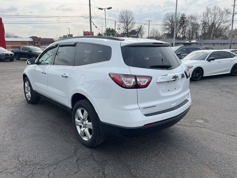 Used 2017 Chevrolet Traverse LT w/ Style and Technology Package image 5