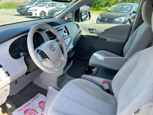 Used 2013 Toyota Sienna LE FWD image 4