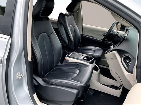 Used 2023 Chrysler Pacifica Touring-L image 26