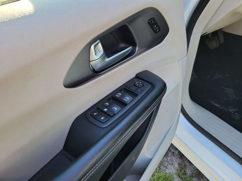 Used 2022 Chrysler Pacifica Touring-L image 13