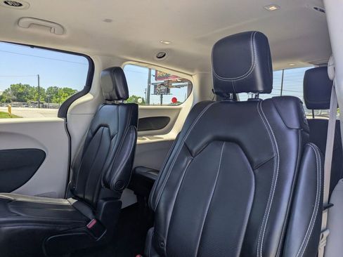 Used 2023 Chrysler Pacifica Touring-L FWD image 26