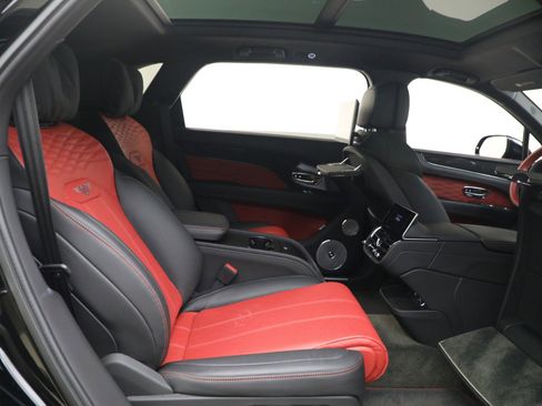 Used 2023 Bentley Bentayga Extended Wheelbase image 32