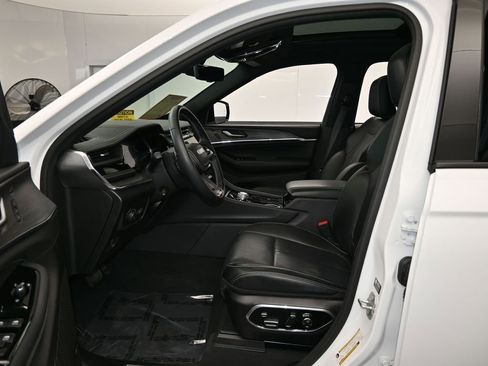 Used 2024 Jeep Grand Cherokee Overland w/ Adv Protech Group III image 12