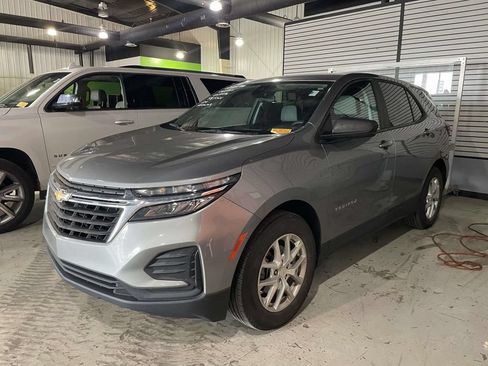 Used 2023 Chevrolet Equinox LS w/ LS Convenience Package FWD image 3