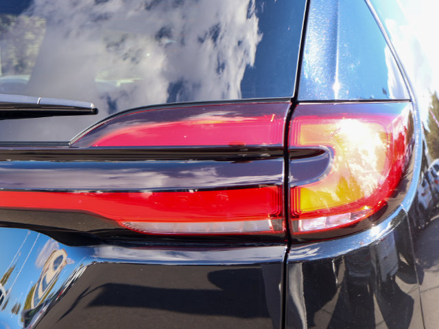 Used 2024 Chrysler Pacifica Limited FWD image 6
