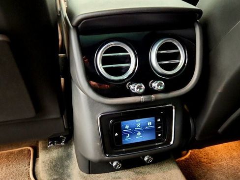 Used 2018 Bentley Bentayga AWD/4WD image 30