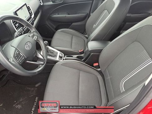 Used 2022 Hyundai Venue Limited image 12