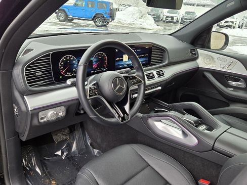 Used 2025 Mercedes-Benz GLS 450 4MATIC image 4
