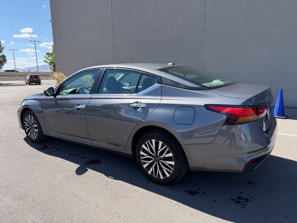 Used 2025 Nissan Altima 2.5 SV AWD/4WD image 3