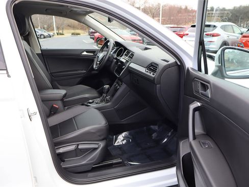 Certified 2021 Volkswagen Tiguan SE w/ Panoramic Sunroof Package image 29