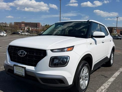 Used 2024 Hyundai Venue SE image 2