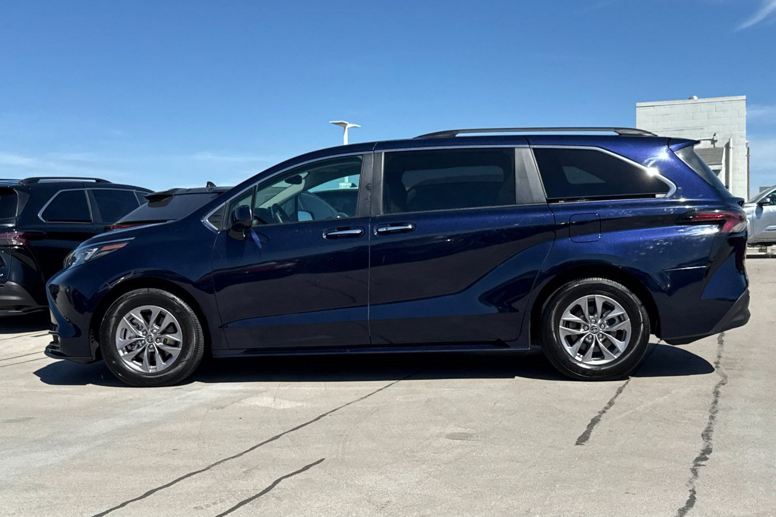 Used 2025 Toyota Sienna XLE FWD image 2