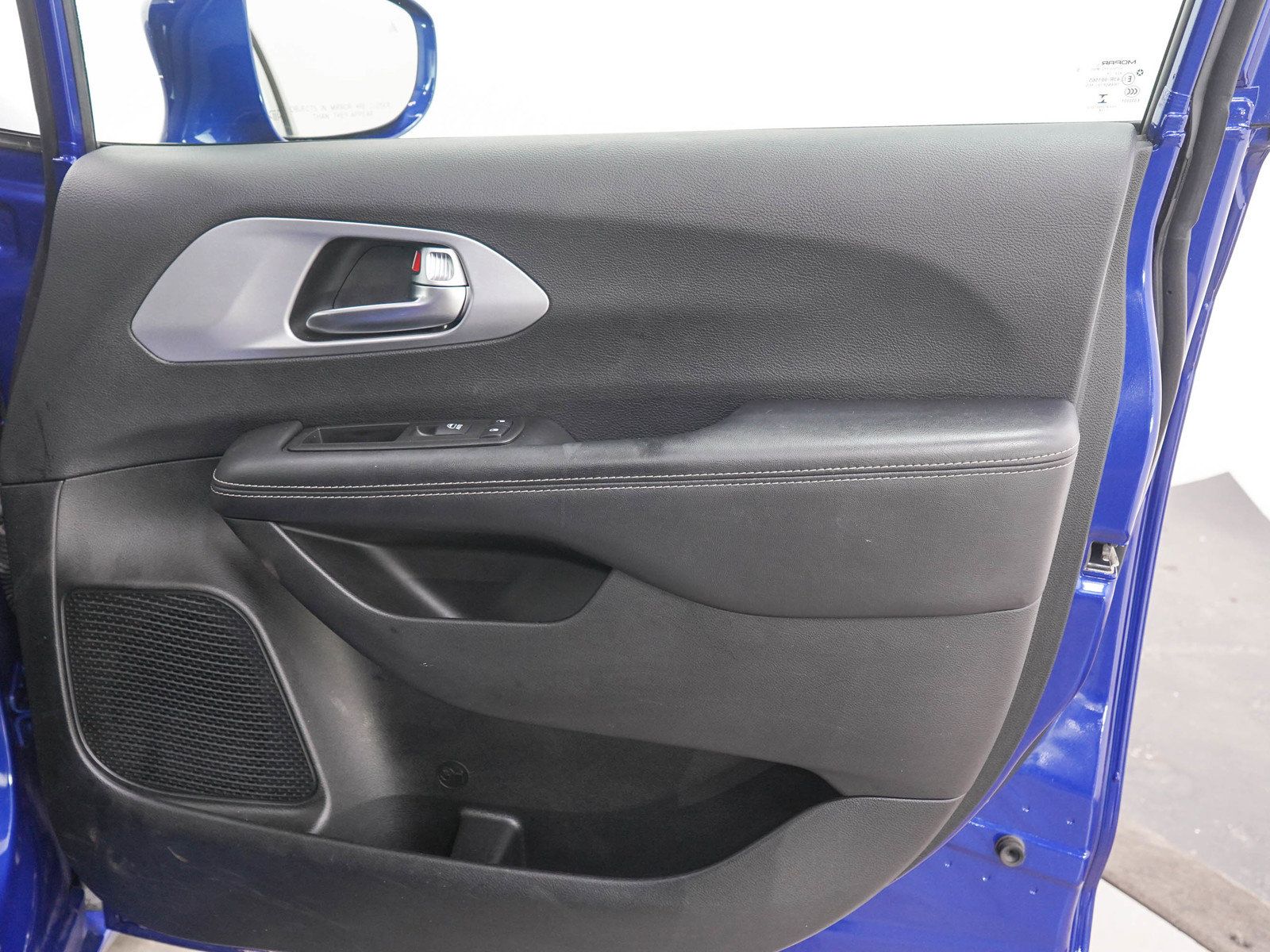 Used 2019 Chrysler Pacifica Touring-L Plus w/ Advanced Safetytec Group FWD image 12