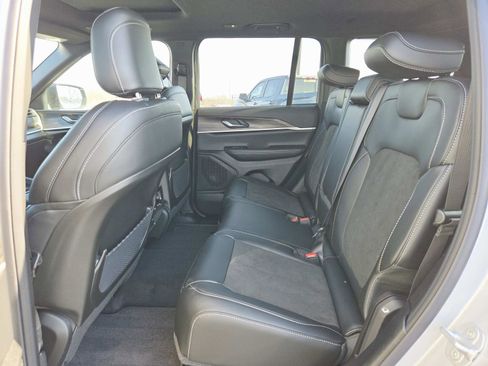 New 2026 Jeep Grand Cherokee Altitude image 13
