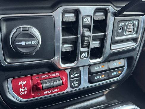 Used 2024 Jeep Wrangler Unlimited Rubicon 4xe AWD/4WD image 23