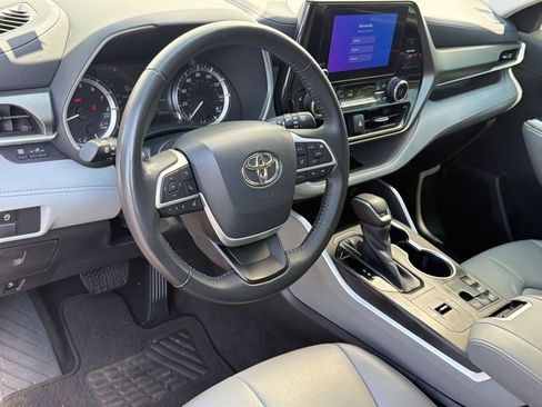 Used 2023 Toyota Highlander XLE image 4