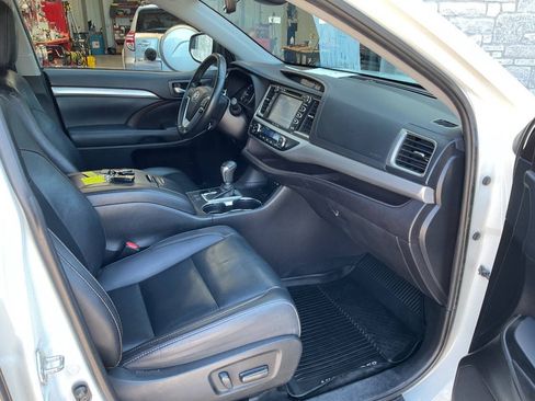 Used 2019 Toyota Highlander XLE AWD/4WD image 43