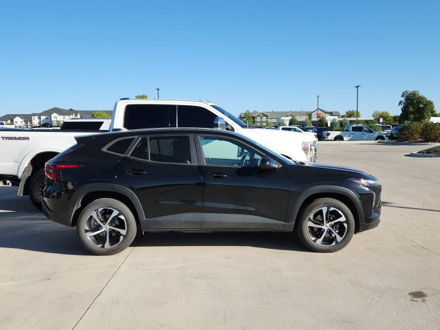 Used 2024 Chevrolet Trax RS w/ Driver Confidence Package FWD image 2