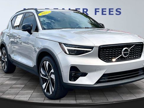 Used 2023 Volvo XC40 B4 Ultimate w/ Protection Package Premier FWD image 3