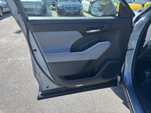 Used 2023 Toyota Highlander XLE image 26