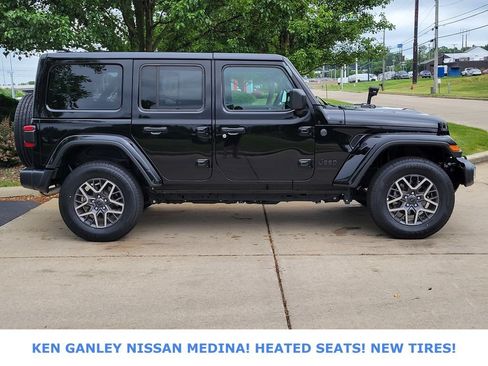 Used 2025 Jeep Wrangler Unlimited Sahara AWD/4WD image 2