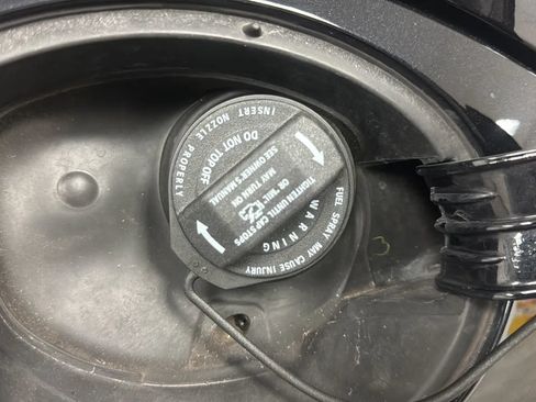 Used 2013 Volkswagen Beetle 2.0T FWD image 27