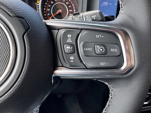 Used 2026 Jeep Wrangler Unlimited Sahara AWD/4WD image 15