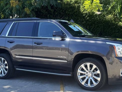 Used 2017 GMC Yukon SLT AWD/4WD image 3