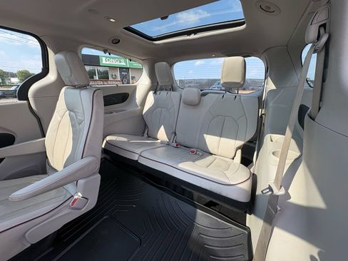 Used 2017 Chrysler Pacifica Limited FWD image 29