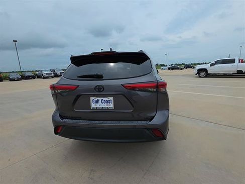 Used 2023 Toyota Highlander LE FWD image 6