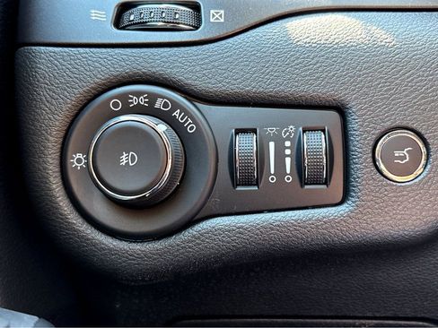 Used 2022 Jeep Cherokee Trailhawk w/ Sun, Sound & Nav Group AWD/4WD image 14
