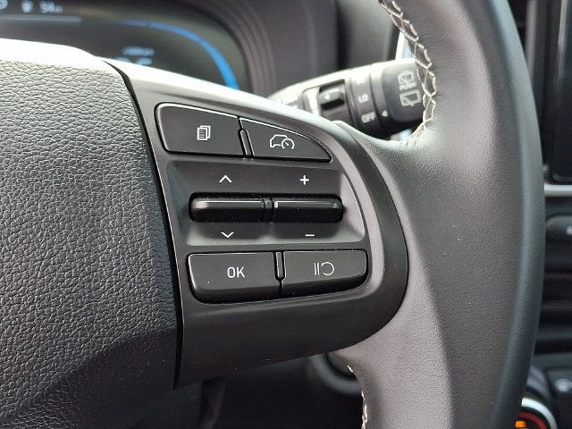 Certified 2025 Hyundai Venue SEL FWD image 28
