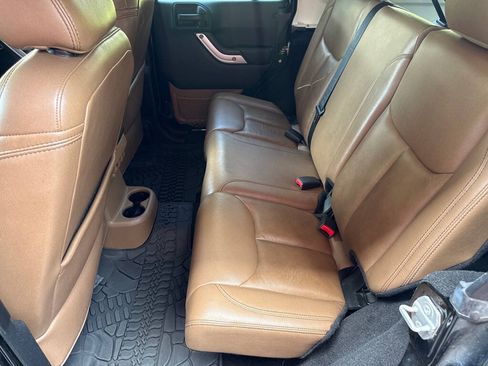 Used 2015 Jeep Wrangler Unlimited Rubicon w/ Dual Top Group AWD/4WD image 10