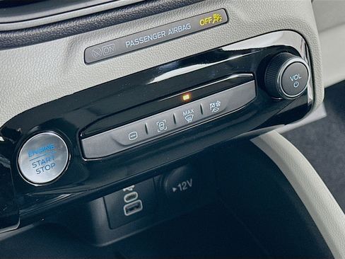 New 2025 Ford Escape SE w/ Class II Trailer Tow Package image 9