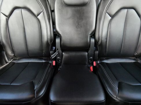 Used 2025 Chrysler Pacifica Select w/ Uconnect Theater Family Group image 13