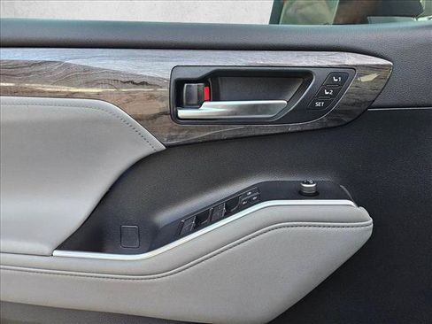 Used 2020 Toyota Highlander Limited FWD image 27