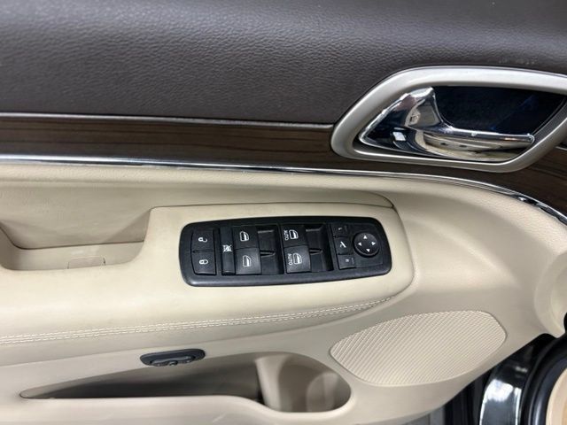 Used 2014 Jeep Grand Cherokee Overland w/ Advanced Technology Group AWD/4WD image 18