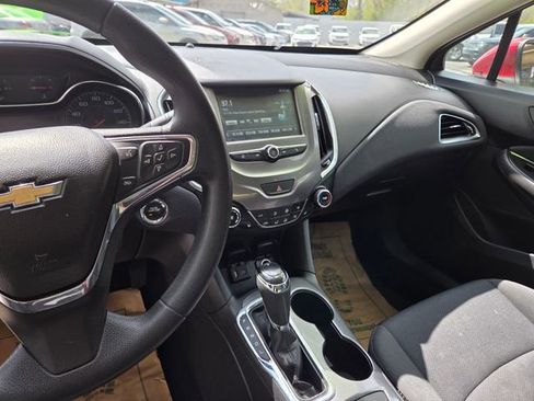 Used 2018 Chevrolet Cruze LT w/ Convenience Package FWD image 18