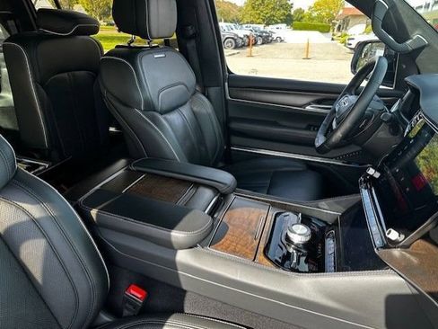 Used 2023 Jeep Grand Wagoneer Series II w/ Premium Group II AWD/4WD image 3