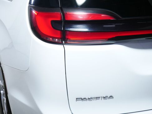 Used 2022 Chrysler Pacifica Touring-L FWD image 17