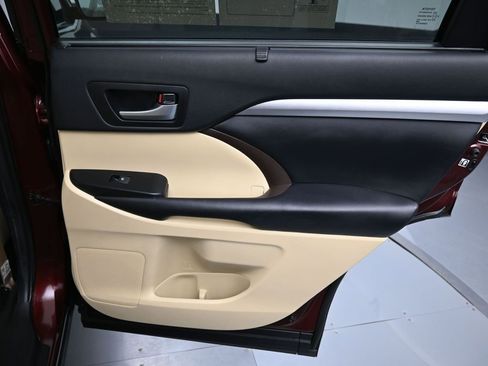 Used 2019 Toyota Highlander XLE image 35