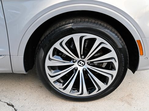 Used 2022 Bentley Bentayga image 12